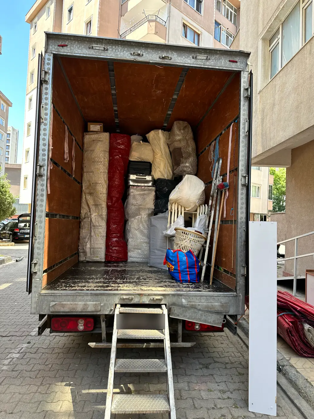 Florya nakliyat: yüklemesi tamamlanmış kapalı kasa kamyon