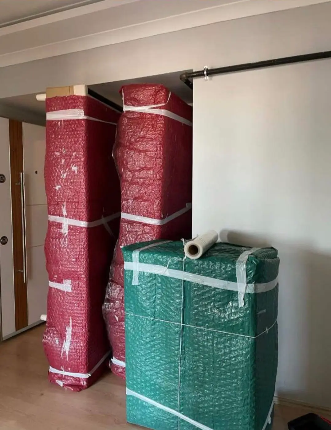 Florya nakliyat: kırmızı ve yeşil koruyucularla paketlenmiş dolaplar
