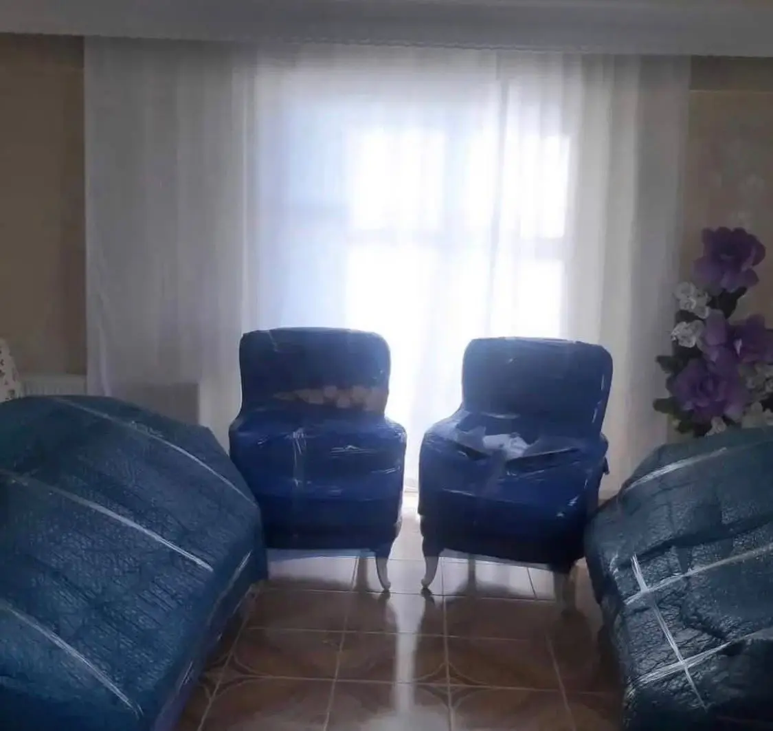 Florya nakliyat: koruyucuyla sarılmış koltuklar